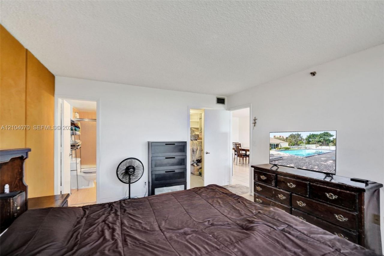 3001 W Rolling Hills Cir , Unit 702, Davie, FL 33328 Photo