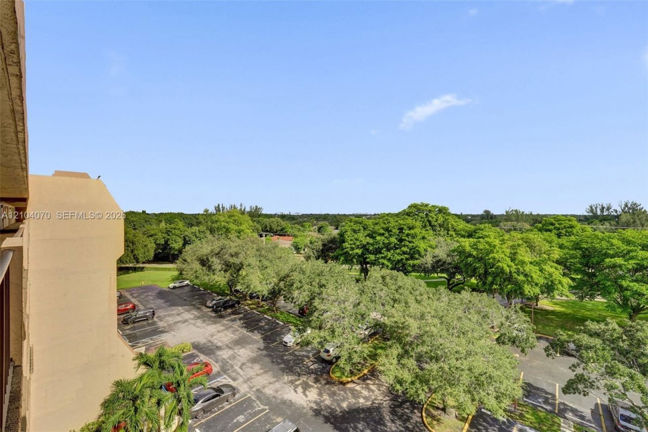 3001 W Rolling Hills Cir , Unit 702, Davie, FL 33328 Photo