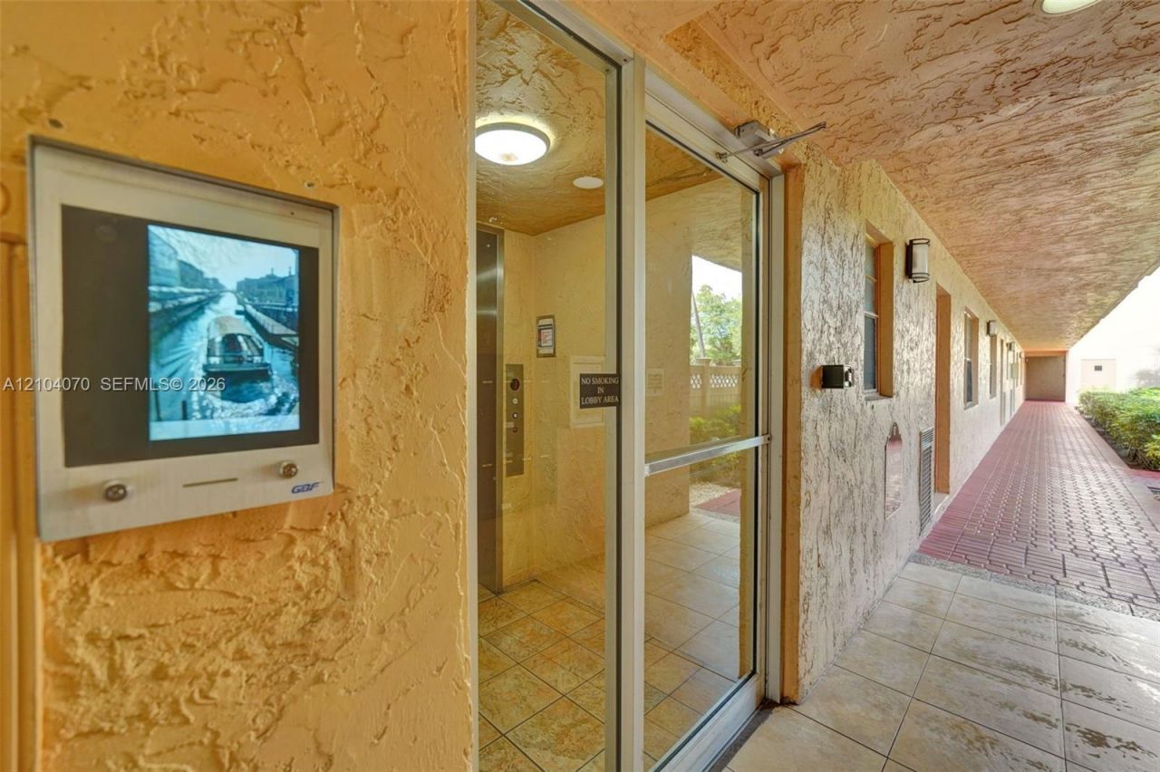 3001 W Rolling Hills Cir , Unit 702, Davie, FL 33328 Photo