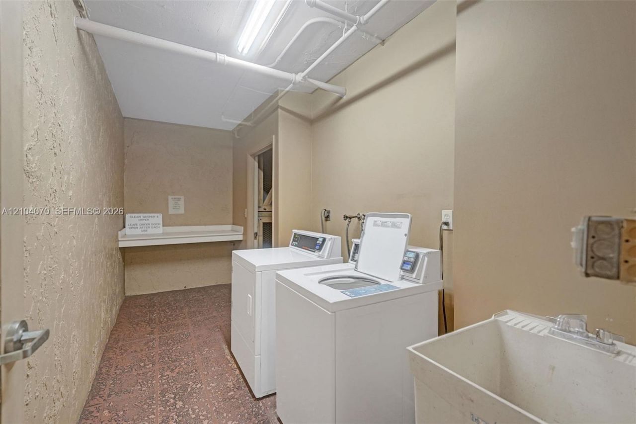 3001 W Rolling Hills Cir , Unit 702, Davie, FL 33328 Photo