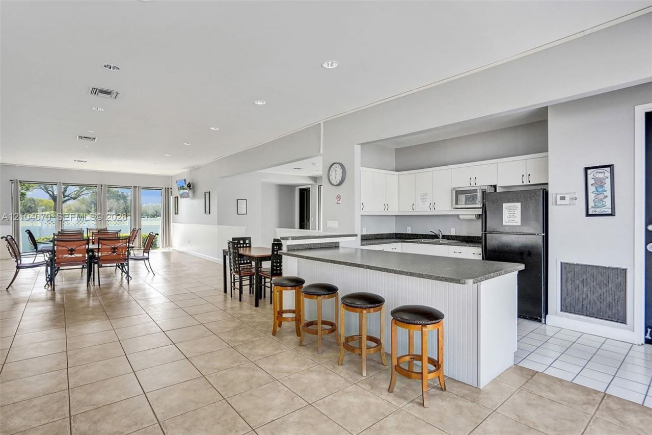 3001 W Rolling Hills Cir , Unit 702, Davie, FL 33328 Photo