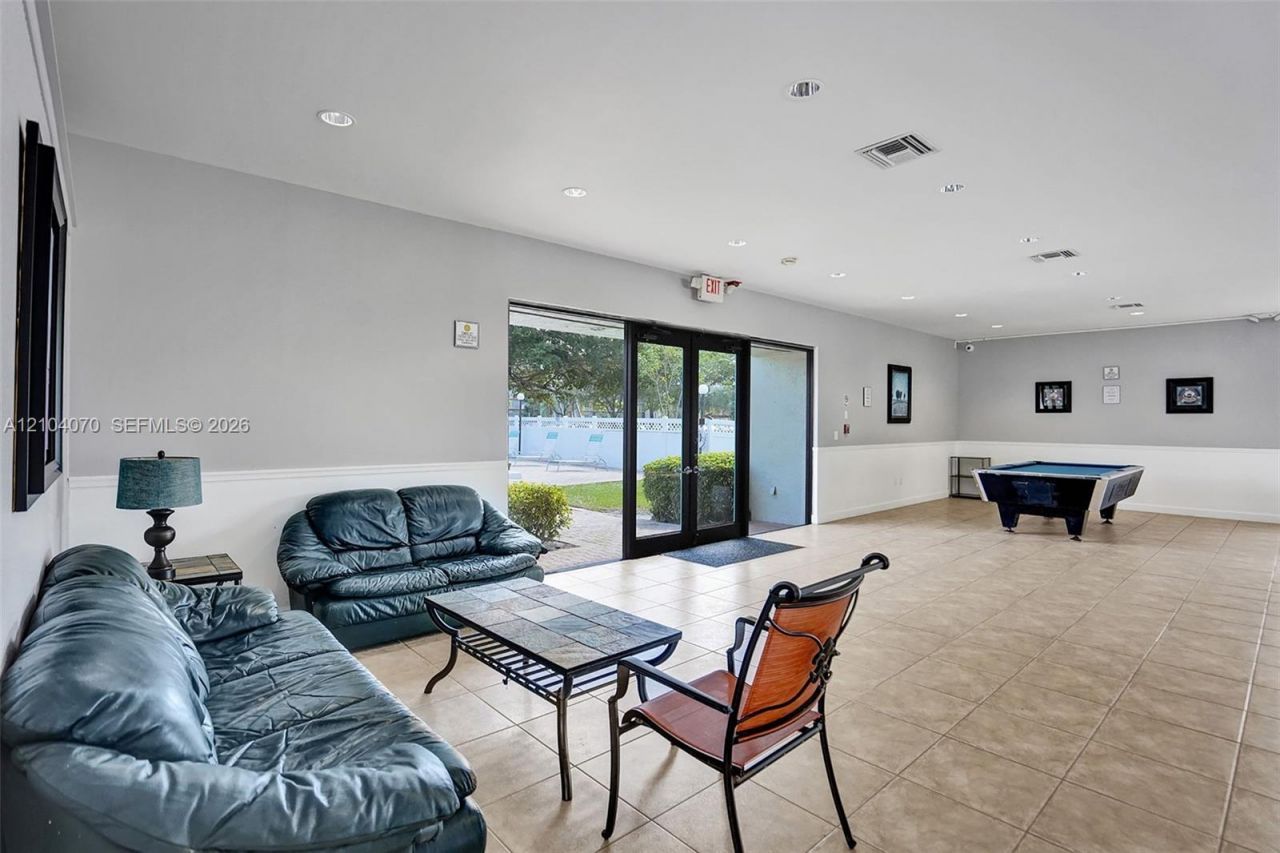 3001 W Rolling Hills Cir , Unit 702, Davie, FL 33328 Photo
