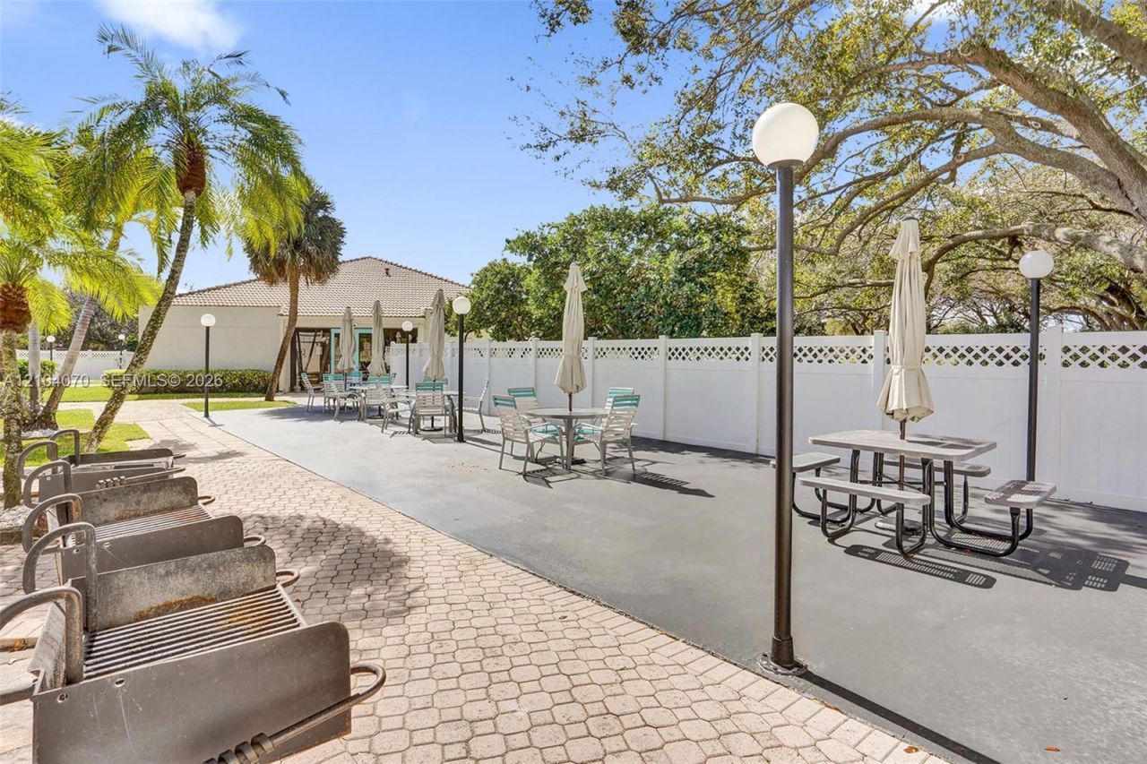 3001 W Rolling Hills Cir , Unit 702, Davie, FL 33328 Photo