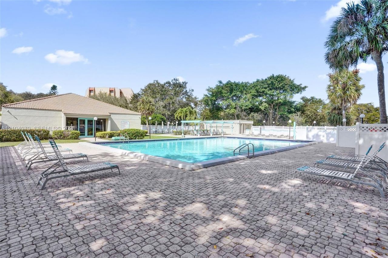 3001 W Rolling Hills Cir , Unit 702, Davie, FL 33328 Photo