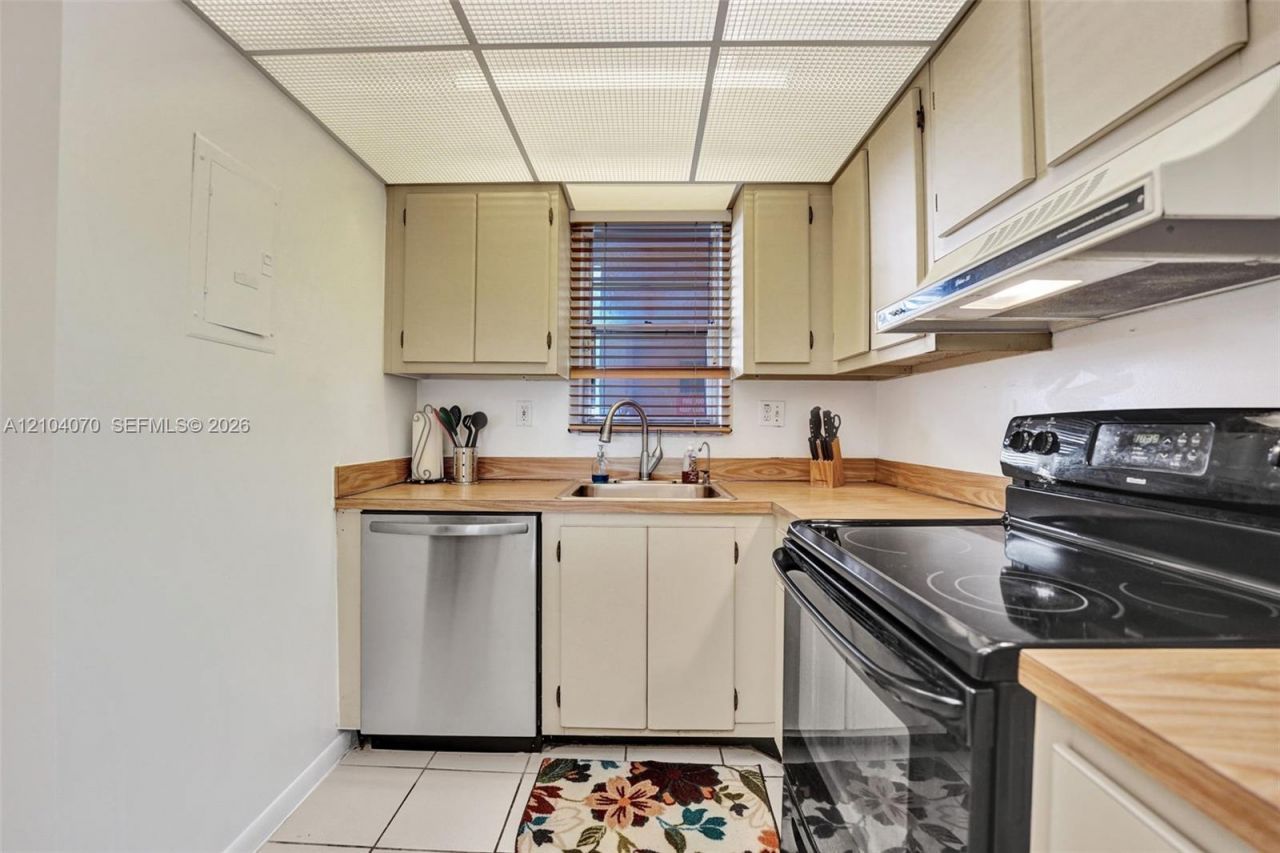3001 W Rolling Hills Cir , Unit 702, Davie, FL 33328 Photo