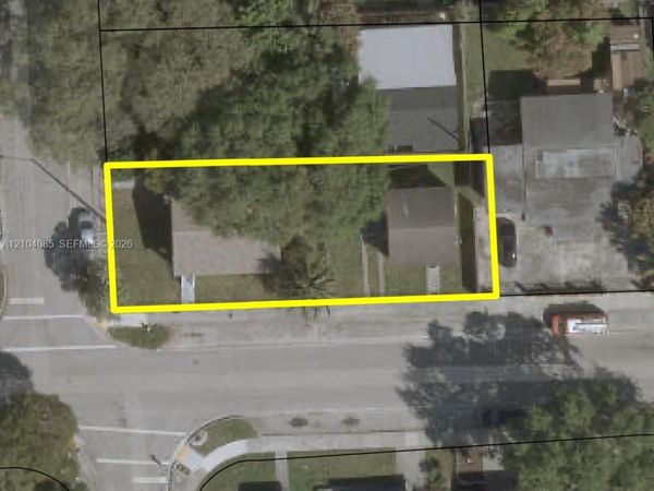 261 NW 67th St , Miami, FL 33150
