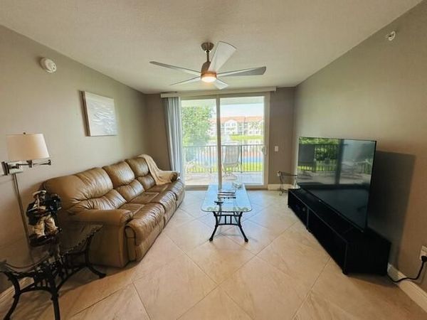 902 Villa Circle, Boynton Beach, FL 33435