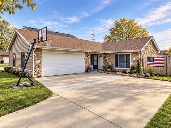 8 Southbury Court , Streamwood, IL 60107