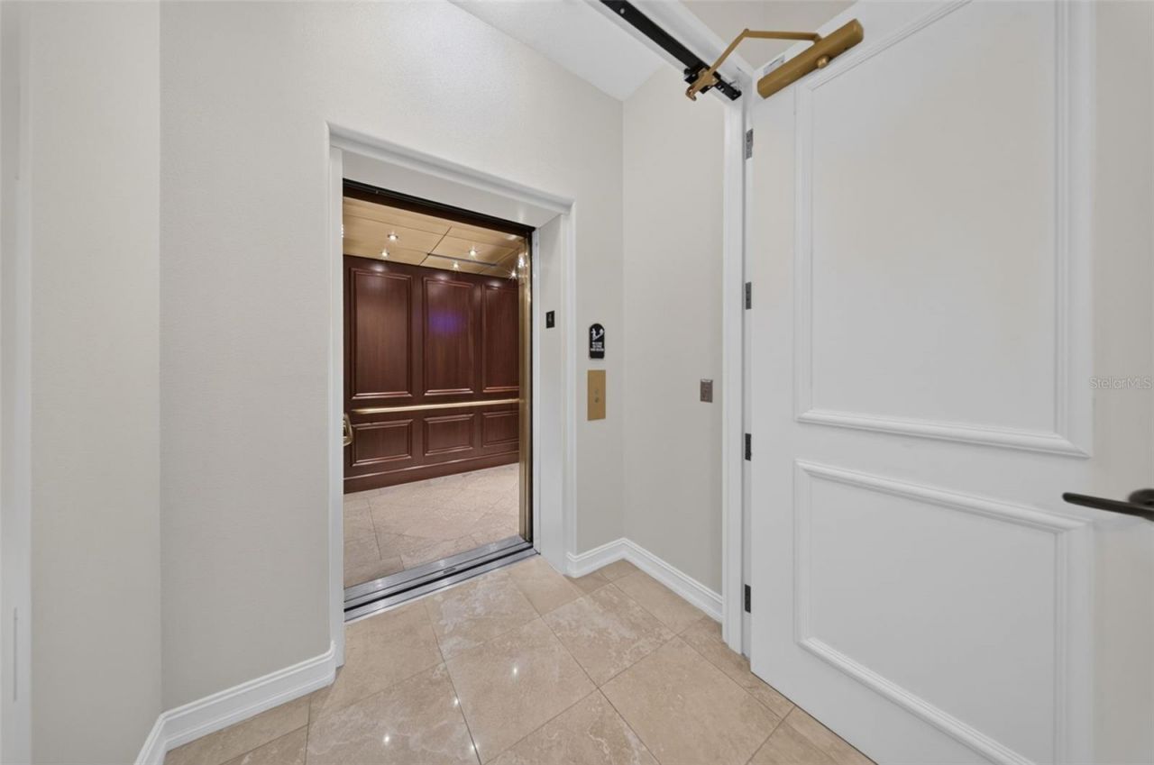 1233 N Gulfstream Avenue, Unit 401, Sarasota, FL 34236 Photo