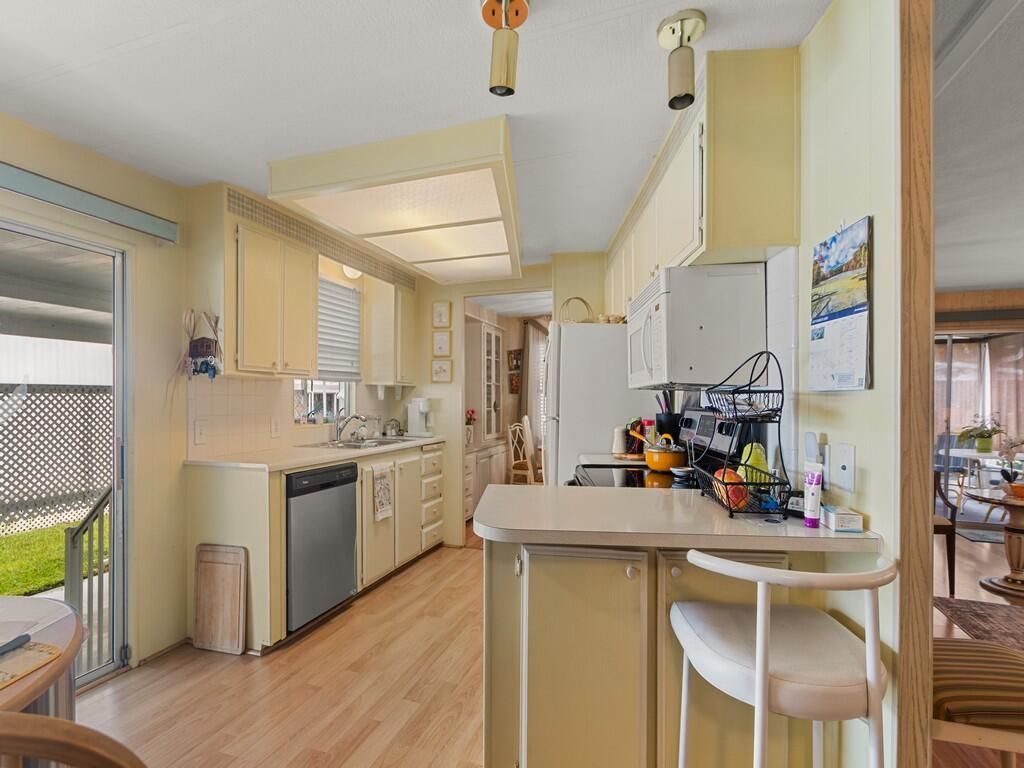 4800 SE Federal Highway, Stuart, FL 34994 Photo