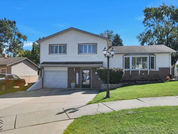 9101 Elm Circle , Hickory Hills, IL 60457