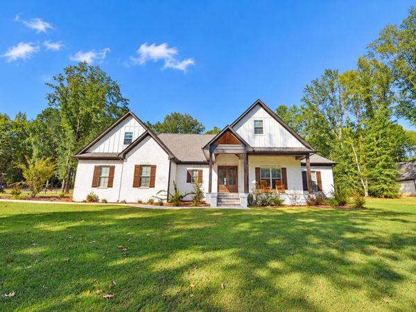 106 Ridge Oak Ln., Saltillo, MS 38866