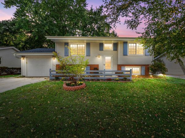 622 Clearview Dr, West Bend, WI 53090