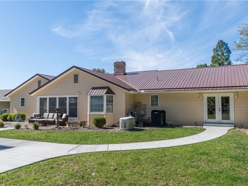 2574 E Newman Street , Zanesville, OH 43701 Photo 2