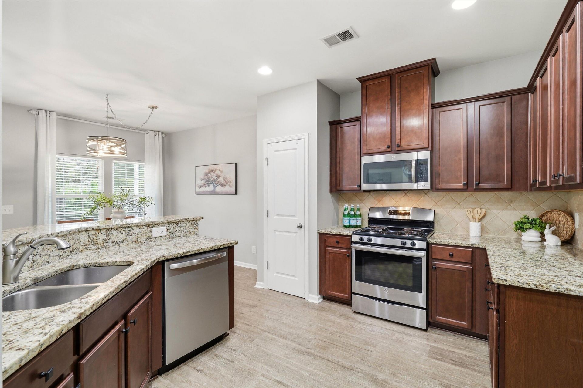 4906 White Cedar Road Photo 3