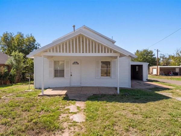 921 N 6th Street, Sayre, OK 73662