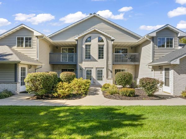 W240N2566 E Parkway Meadow Cir, Unit 5, Pewaukee, WI 53072