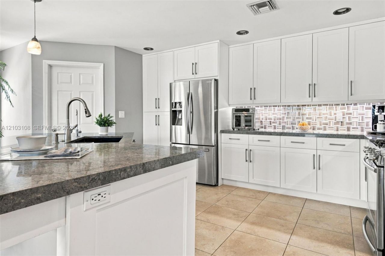 2015 NW 140th Ave, Pembroke Pines, FL 33028 Photo