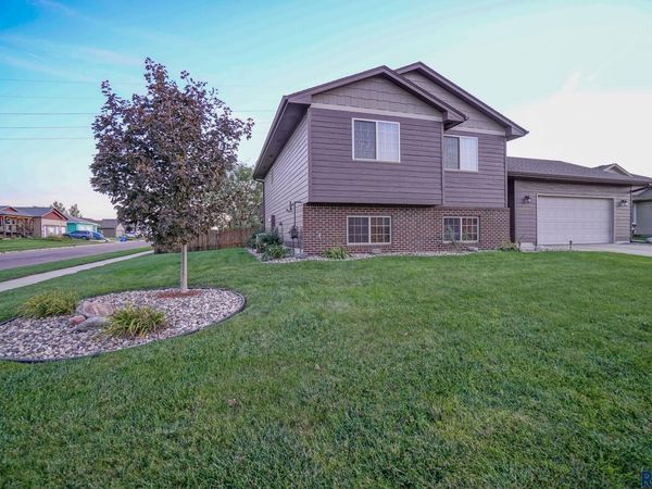 8801 W Stoney Creek St, Sioux Falls, SD 57106