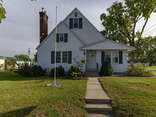 702 4th Avenue , Camanche, IA 52730