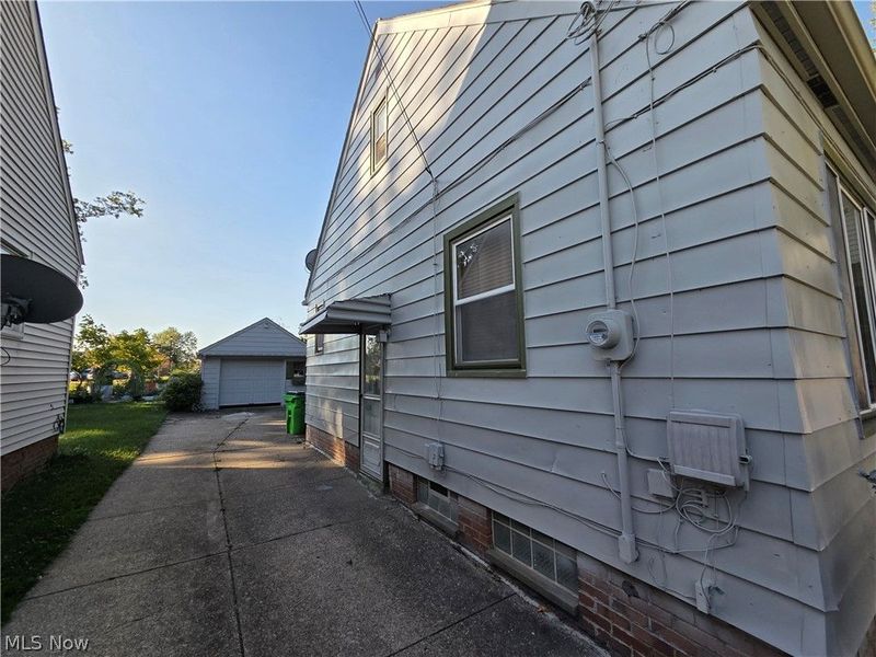 20400 Lindbergh Avenue, Euclid, OH 44119 Photo 4