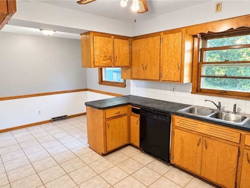 848 Almasy Drive, Campbell, OH 44405 Photo 5