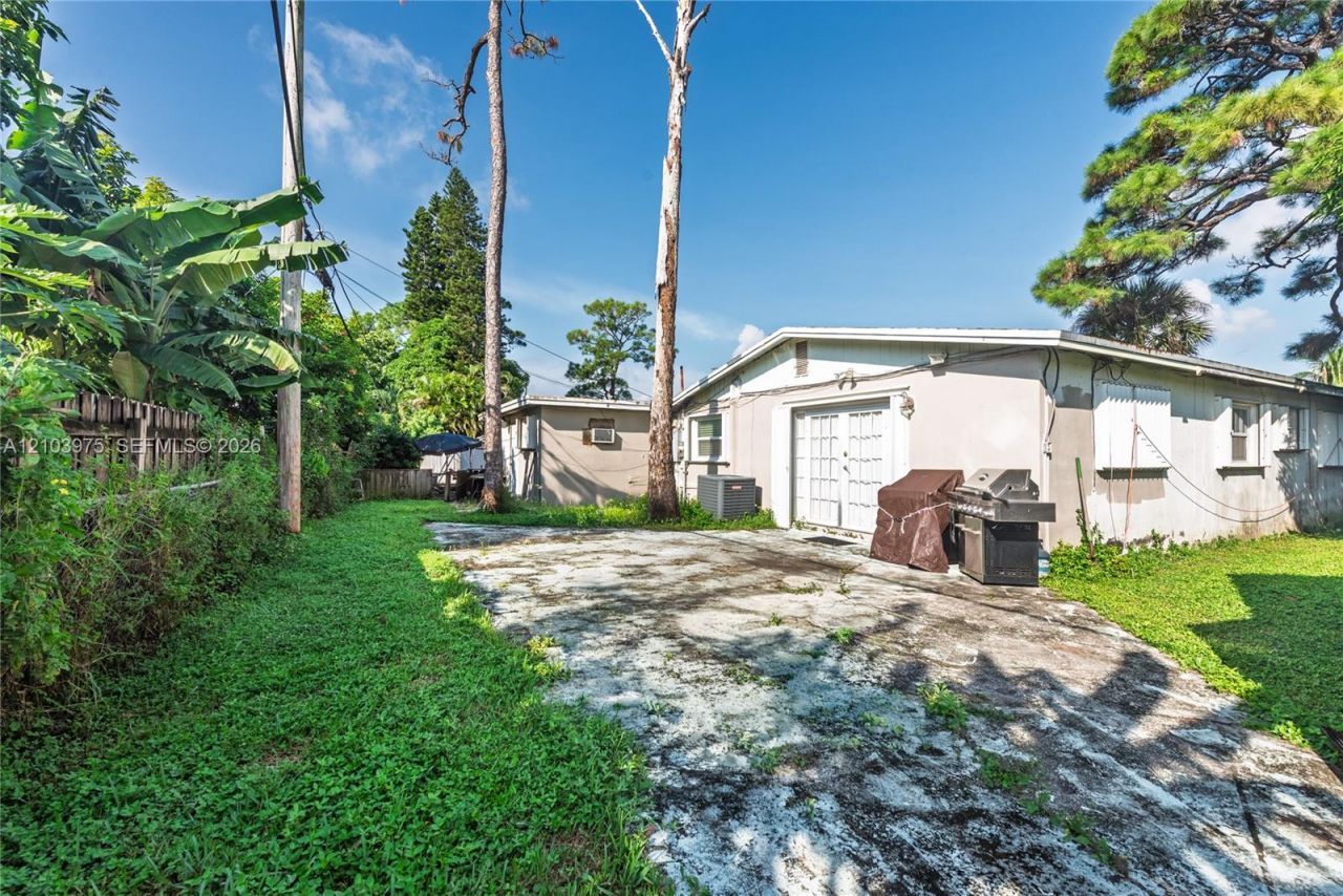 851 Caroline Cir , West Palm Beach, FL 33413 Photo