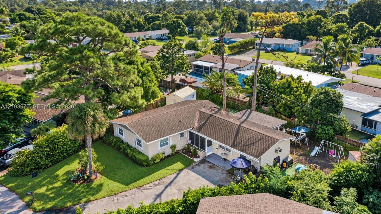851 Caroline Cir , West Palm Beach, FL 33413 Photo