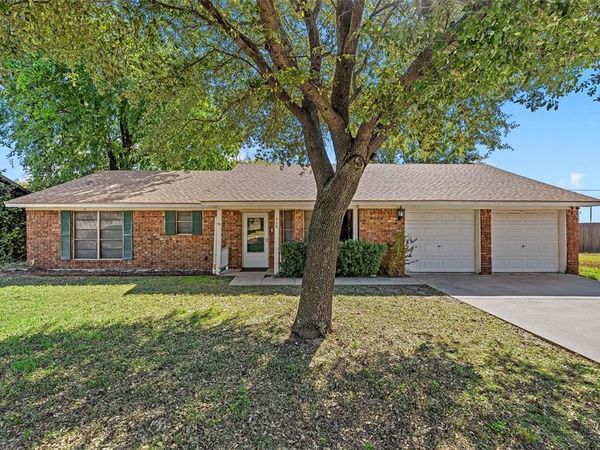 926 Rolling Hills Drive, Hewitt, TX 76643