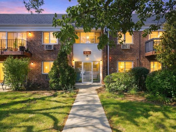 10361 DEARLOVE Road , Unit 2C, Glenview, IL 60025