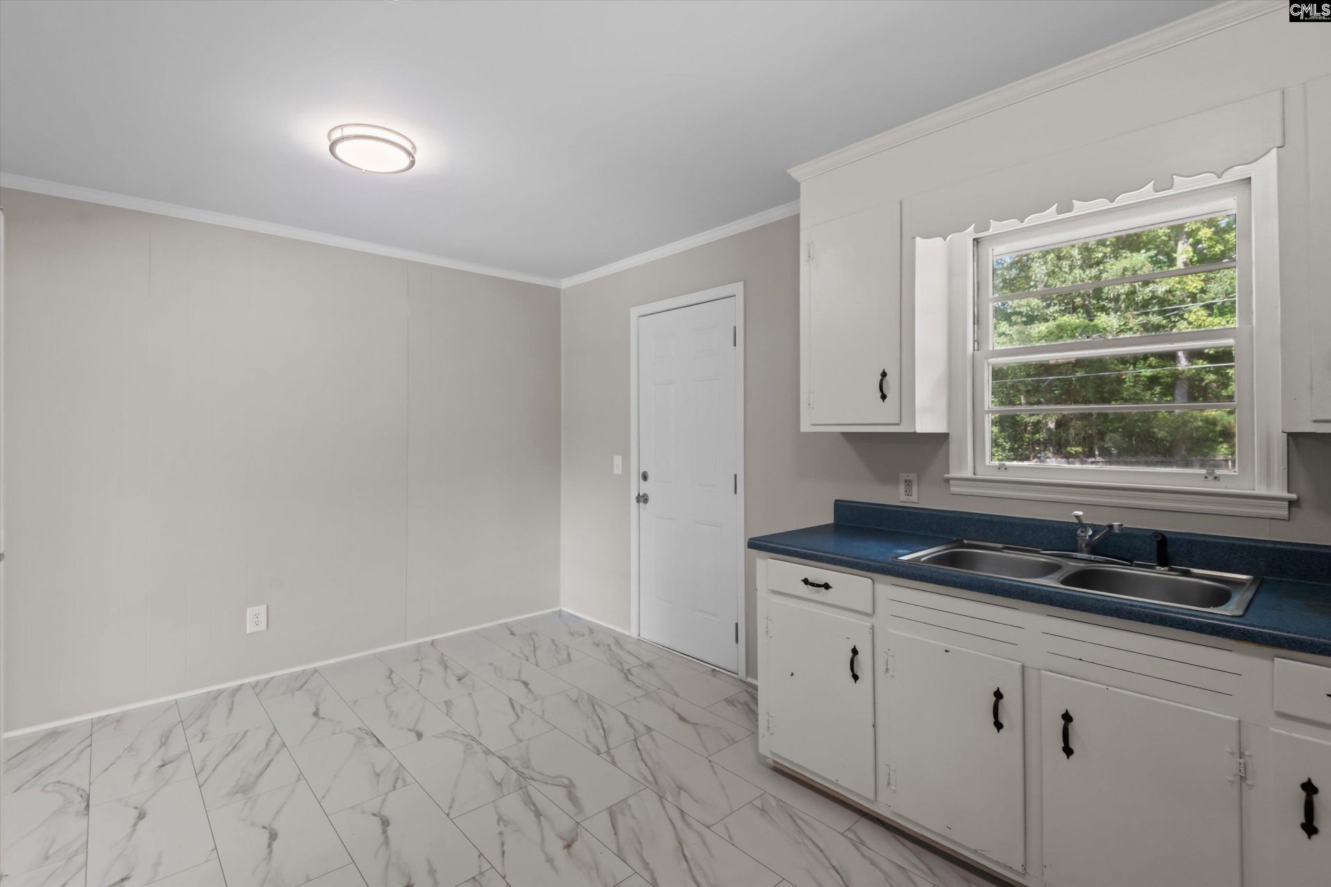 308 Westbridge Road  Photo 10