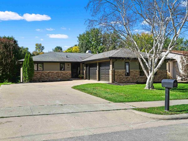 2677 Knob Hill Drive, Dubuque, IA 52003