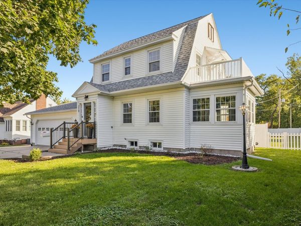 219 10th Street , De Witt, IA 52742