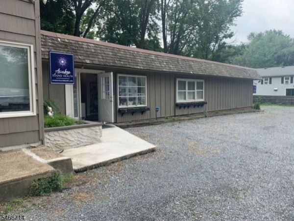 32 Grove St, Chester, NJ 07930
