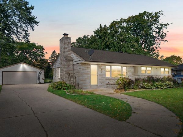 4551 N 100th St, Wauwatosa, WI 53225