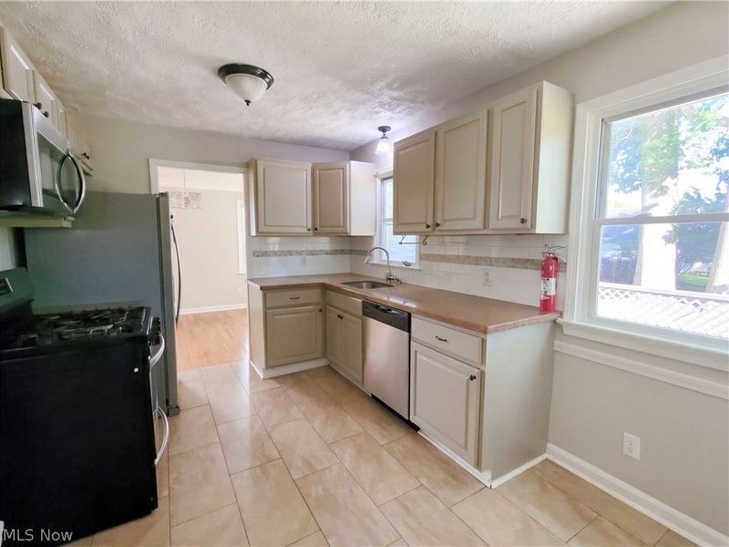 3659 Fenley Road, Cleveland, OH 44121 Photo 6