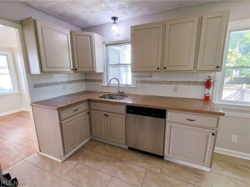 3659 Fenley Road, Cleveland, OH 44121 Photo 7