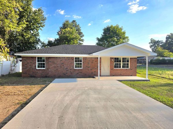 1806 10th Avenue N, Columbus, MS 39701