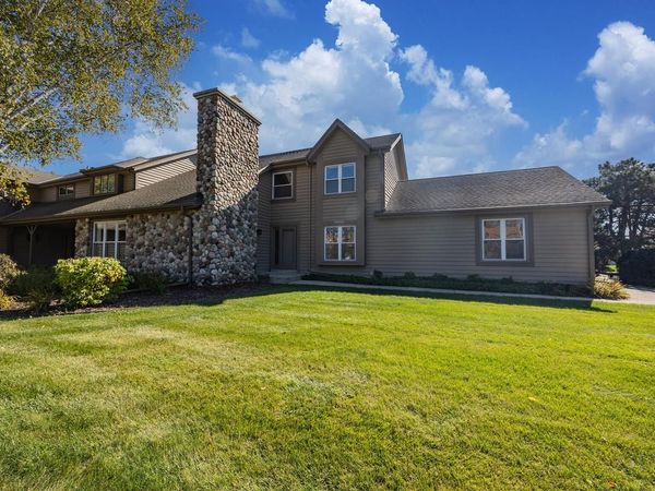 1515 W De La Warr CIRCLE, Mequon, WI 53092