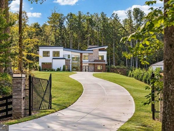 1678 Thomas Dr, Hoschton, GA 30548