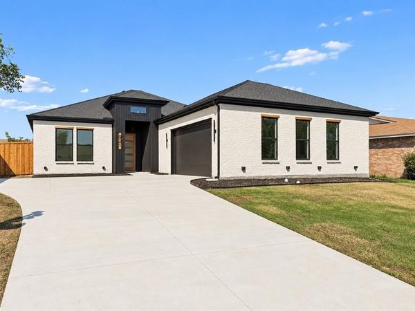 921 Woodcrest Drive, Lancaster, TX 75134