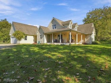8208 Rattalee Lake Road, Springfield Township, Mi 48348
