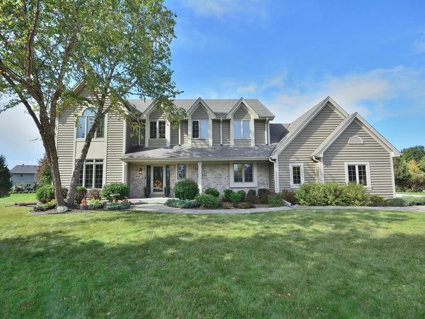 6045 S Pembrook COURT, New Berlin, WI 53151