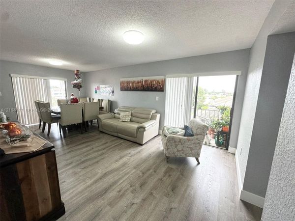 8425 NW 8th St , Unit 401, Miami, FL 33126