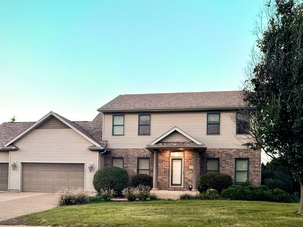 102 E Sapphire Lane , Long Grove, IA 52756