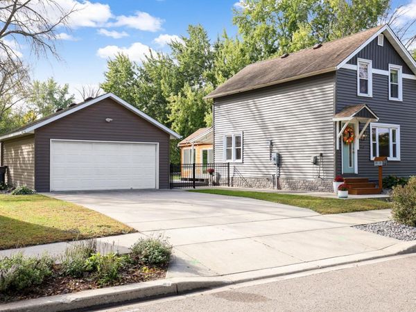 412 E 1st Street, Chaska, MN 55318