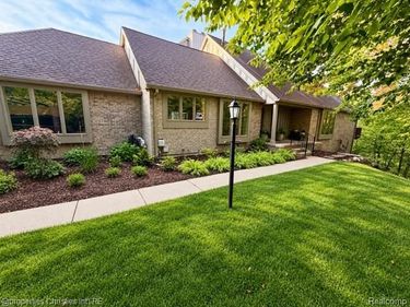 22241 Village Pines Drive, Beverly Hills Village, Mi 48025