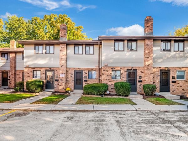 240 E Dekora St, Unit 264, Saukville, WI 53080