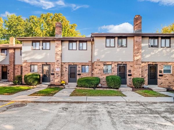 240 E Dekora STREET, Unit 264, Saukville, WI 53080
