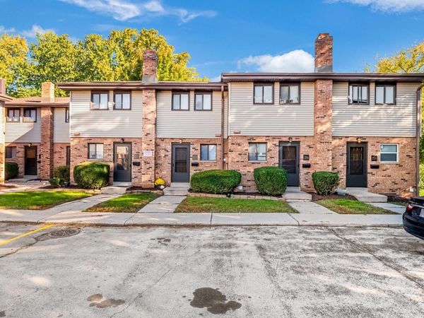 240 E Dekora STREET, Unit 264, Saukville, WI 53080